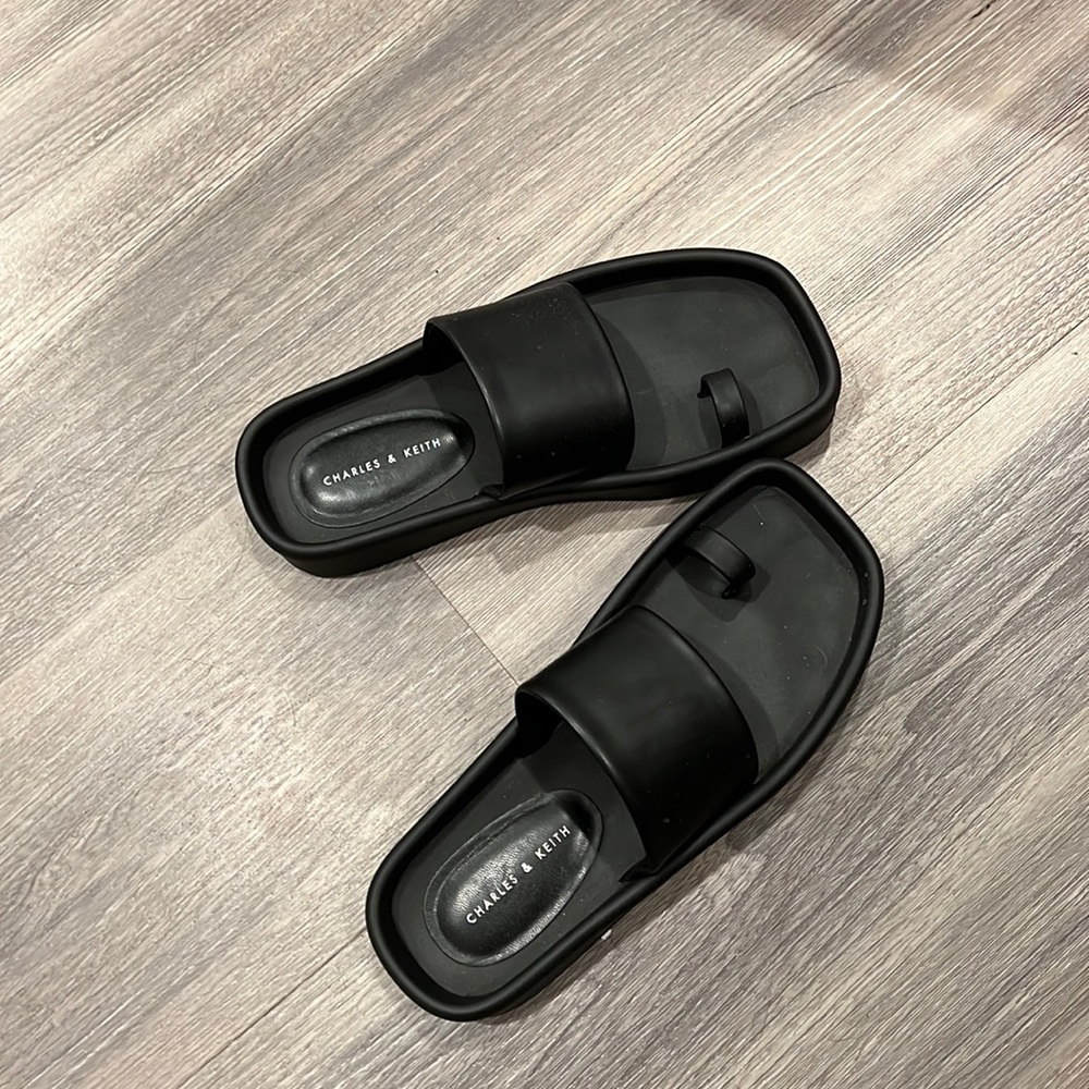 Charles & Keith toe sandals